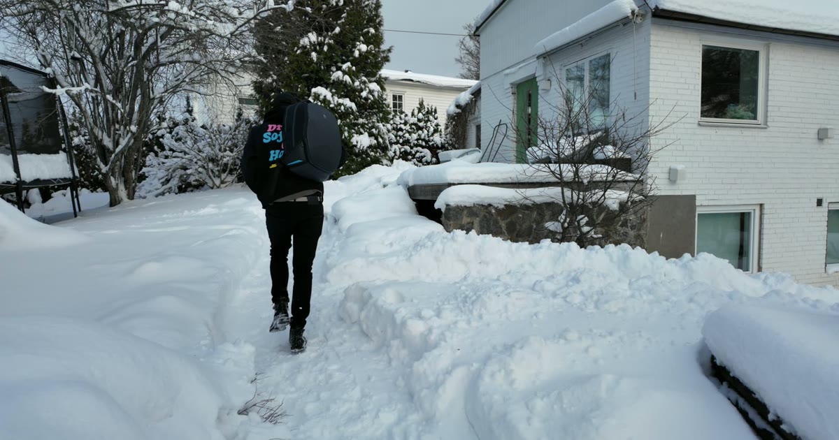 Entrepreneur seul marchant vers une maison KONNECT sous la neige